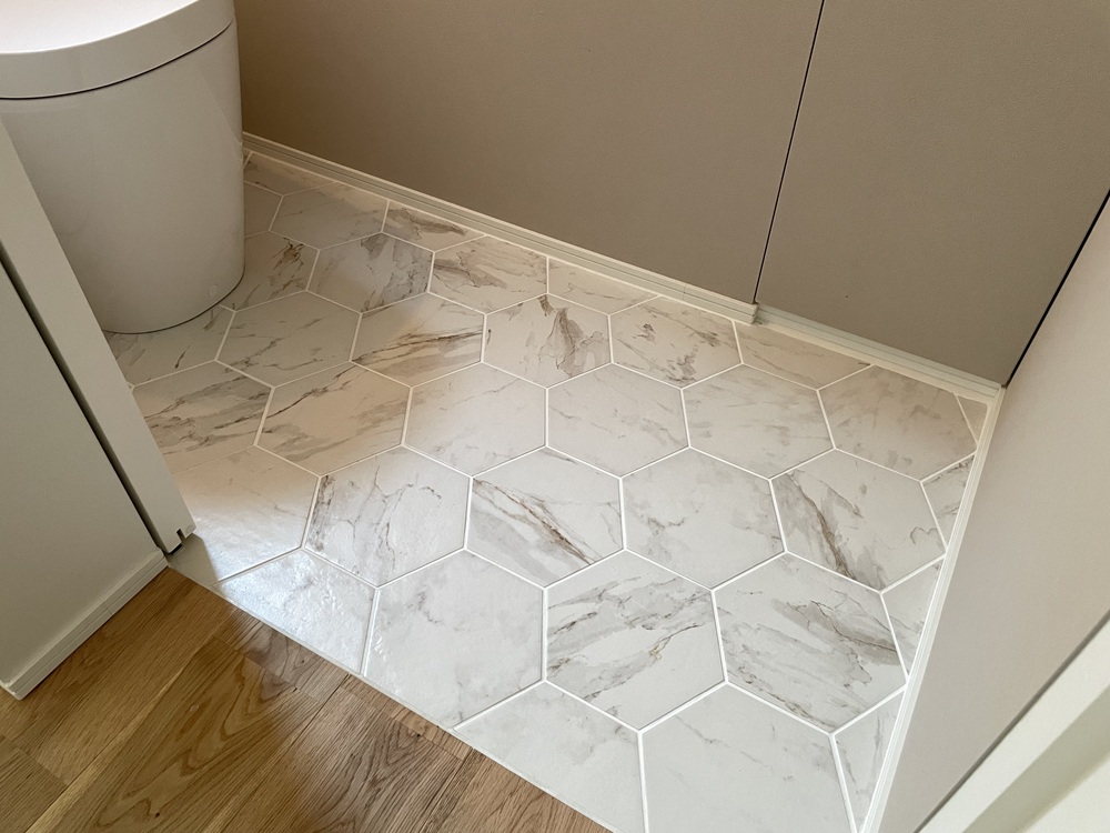 トイレにヘキサゴンタイル